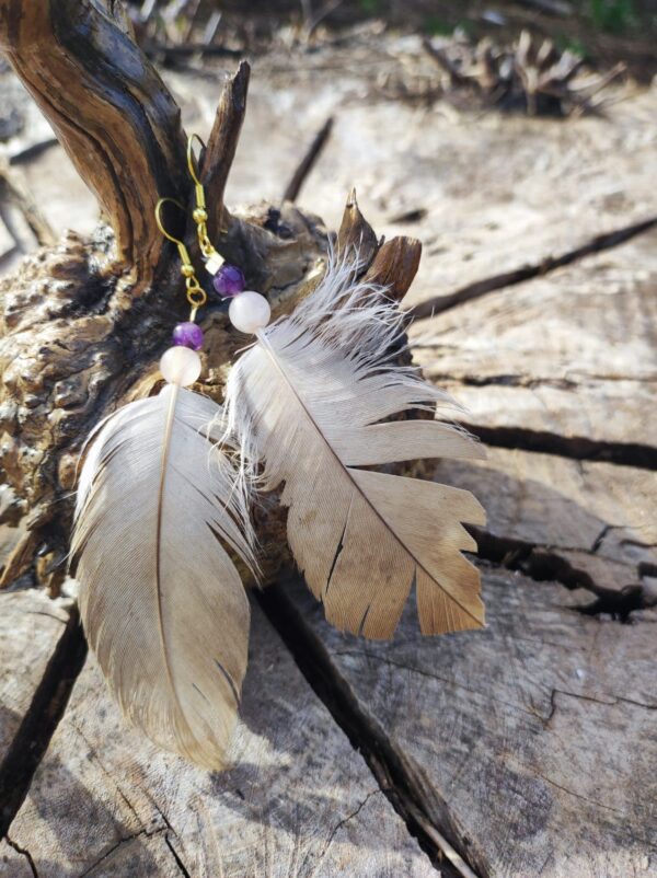 Pendientes Plumas Naturales de Buitre Leonado con Cuarzo Rosa y Amatista. 12 cms