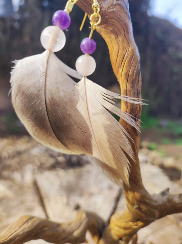 Pendientes Plumas Naturales de Buitre Leonado con Cuarzo Rosa y Amatista 9.5 cms