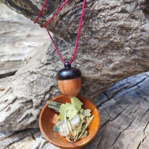 Colgante de Bellota Mágica para la Abundancia y la Prosperidad. Romero, canela, laurel y piedras como aventurina y ojo de tigre. Activa tu suerte y abre caminos.
