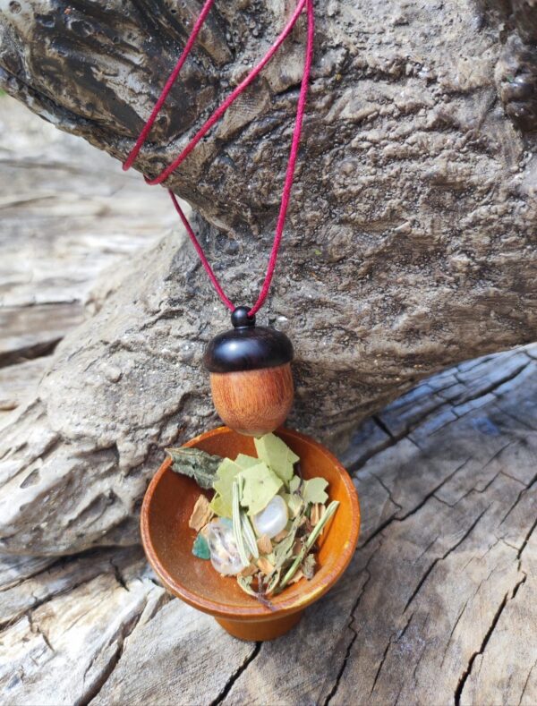Colgante de Bellota Mágica para la Abundancia y la Prosperidad. Romero, canela, laurel y piedras como aventurina y ojo de tigre. Activa tu suerte y abre caminos.